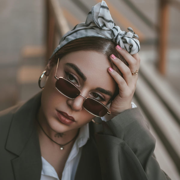 Femme portant un foulard imprimé noué sur la tête